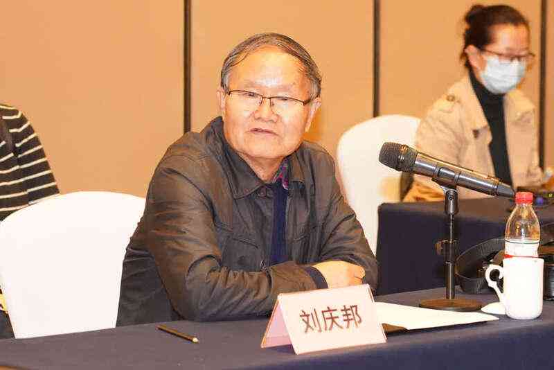 AI对话系统与写作软件的对比分析：功能差异、应用场景及用户选择指南