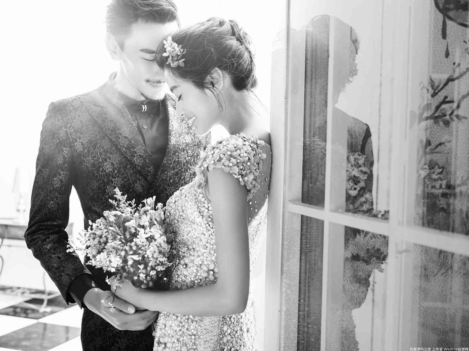 '爱情誓言：婚纱摄影里的甜蜜低语'