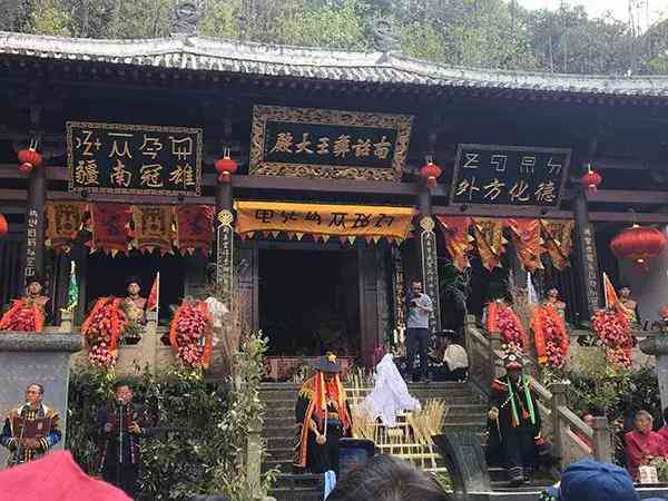 彝族文化、历与风俗：全面解读彝族特色及旅游攻略