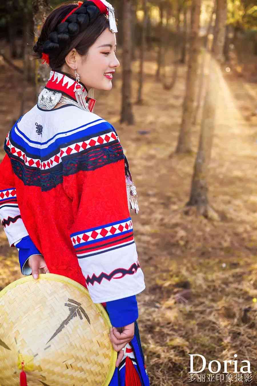 关于彝族姑娘文案：简短句子与说说汇编