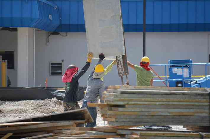 建筑工地农民工受伤认定工伤依据及赔偿标准与处理办法