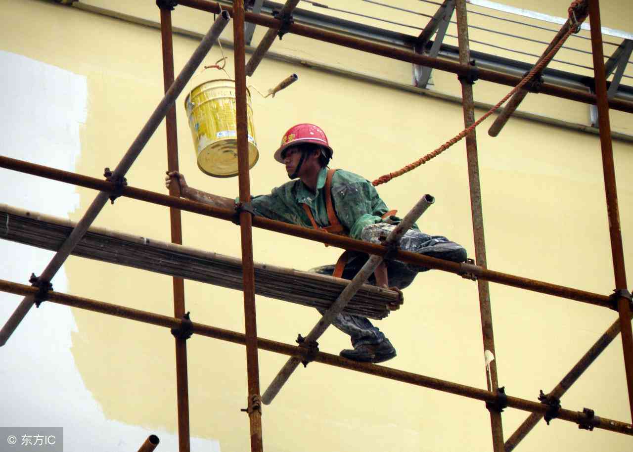 建筑工地受伤怎么认定工伤等级、赔偿及法律依据