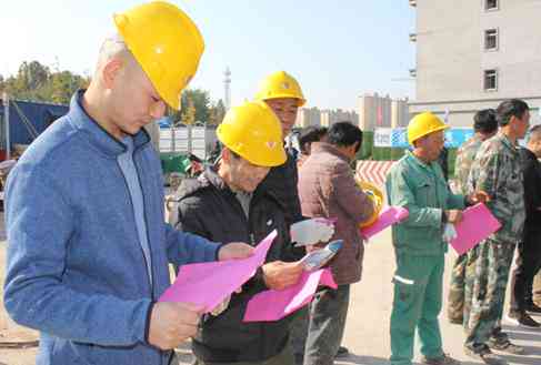 建筑工地受伤能认定工伤吗多少钱：工伤赔偿标准及每日每月赔偿额度