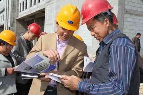 建筑工地工人遭遇意外，如何认定工伤情况及赔偿标准