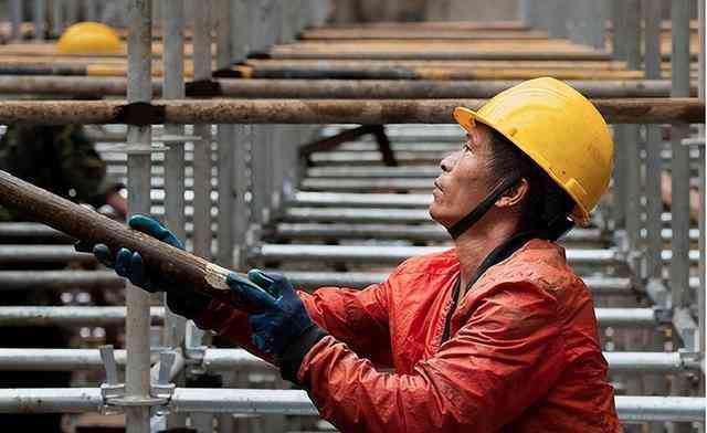 老龄化问题凸显：建筑行业超龄工人现象解析