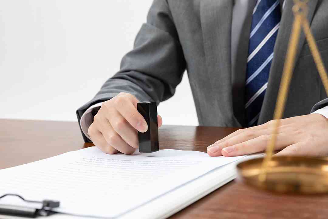 工伤请不起律师怎么办：如何不请律师拿到赔偿及咨询费用解析