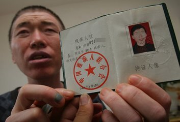 十级工伤有工伤证吗：工伤证与赔偿、残疾证及好处详解