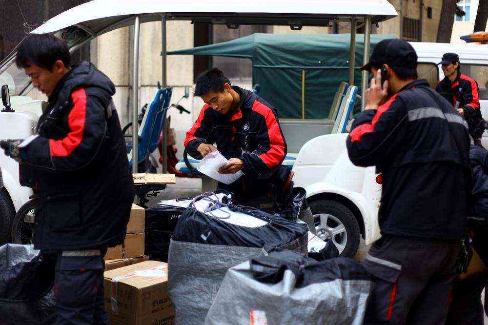 快递员怎么认定工伤赔偿的：标准、金额及工伤期间工资计算