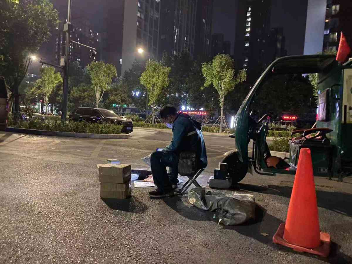 快递摔伤能认定工伤吗：如何赔偿及赔偿金额详解