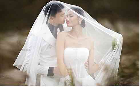 '意外惊喜：婚纱照拍摄现场翻车瞬间记录'