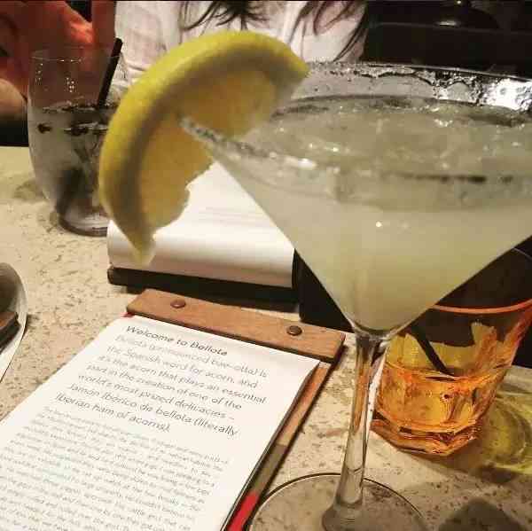 鸡尾酒发朋友圈文案：简短句子搭配技巧与配文建议