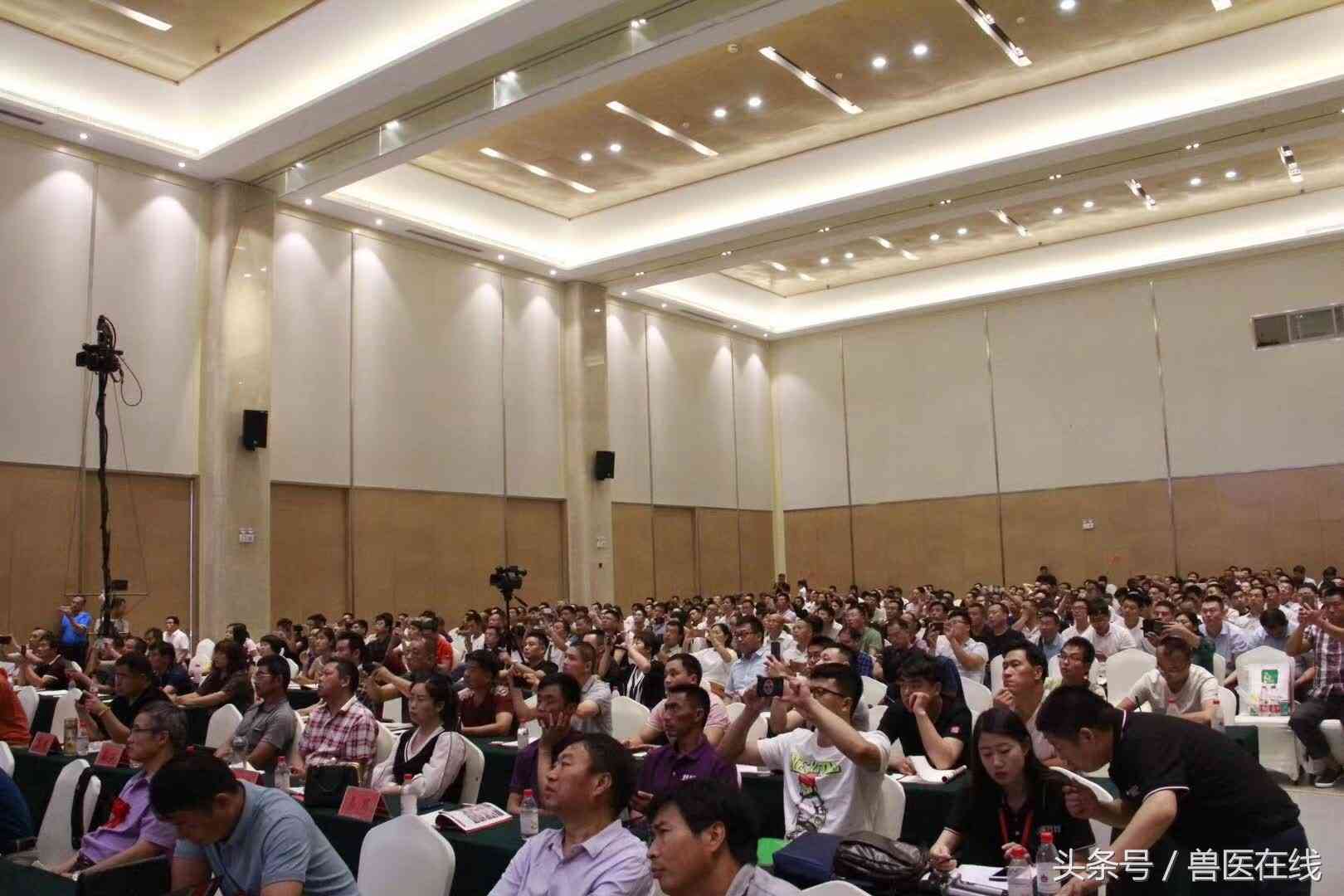 掌握AI前沿动态：撰写参加人工智能研讨会投稿文案范例指南
