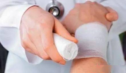 手腕摔伤会有后遗症吗：治疗与恢复时长解析