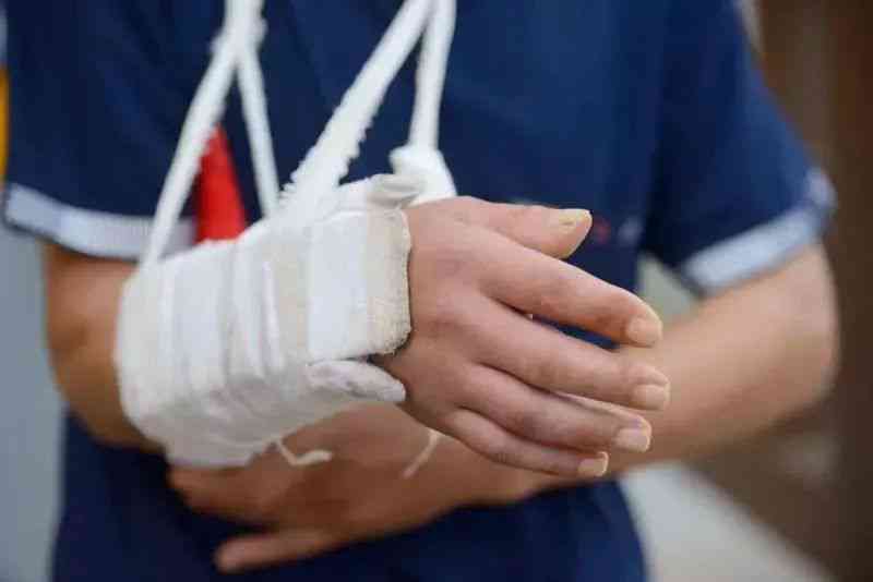 手腕摔伤手指能动算骨折吗：手腕不能转但手指能弯曲伸直多久能恢复？