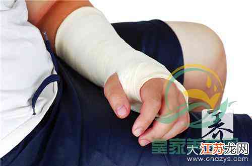 手被砸伤了怎么消肿：最快止痛消肿方法及快速消肿技巧