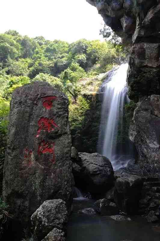 探索彩虹瀑布之美：全方位解析瀑布成因、景点特色与旅游攻略