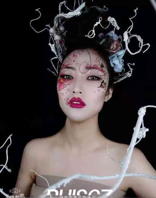 时妆容与造型创意：打造独特个性的妆造文案攻略