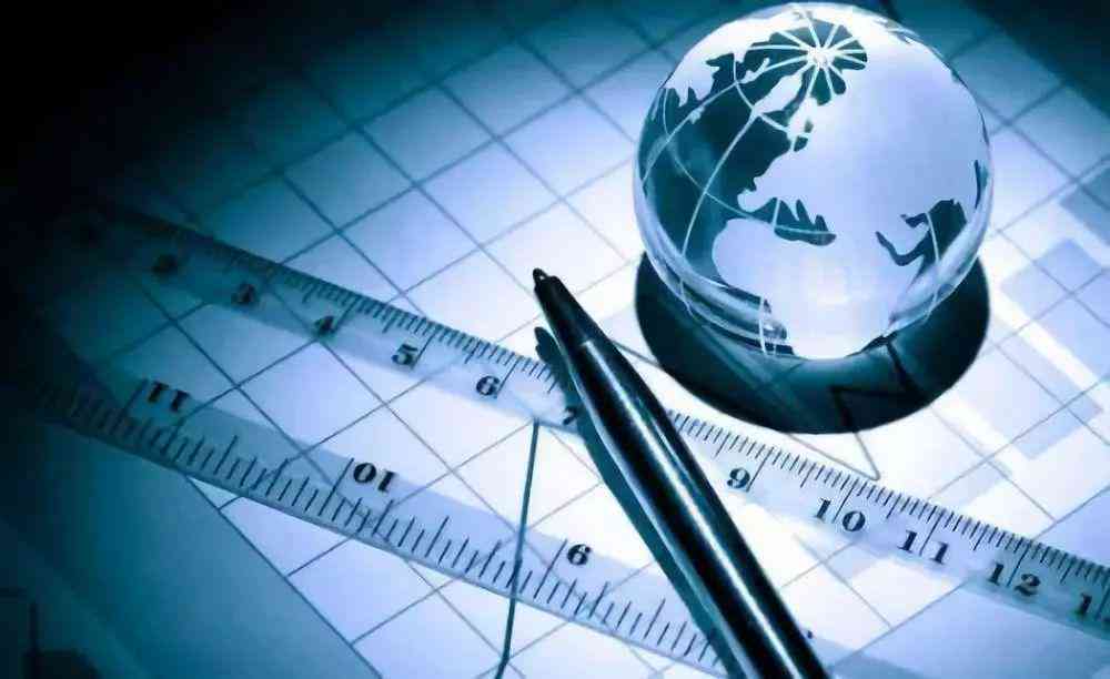 综合银行业务报告：覆服务、产品、风险管理与市场动态分析