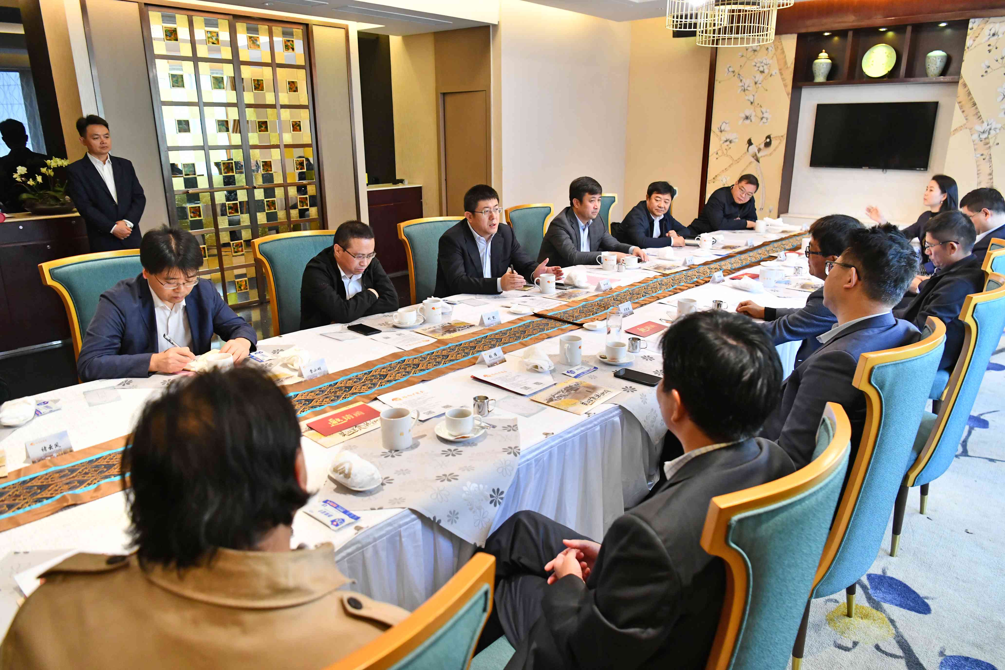 '企业高层接受老板宴请：深化合作共谋发展'