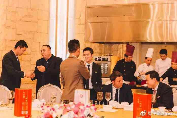 '企业高层接受老板宴请：深化合作共谋发展'