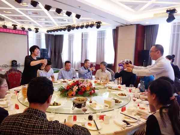 '企业高层接受老板宴请：深化合作共谋发展'
