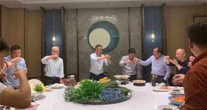 '企业高层接受老板宴请：深化合作共谋发展'