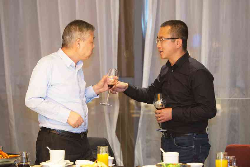 '企业高层接受老板宴请：深化合作共谋发展'