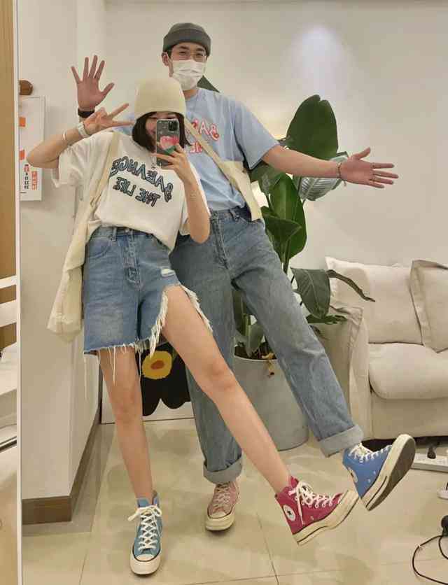 拍女朋友每日穿搭文案：搞笑记录篇，男友偷穿女友衣趣事及照片搭配幽默文案