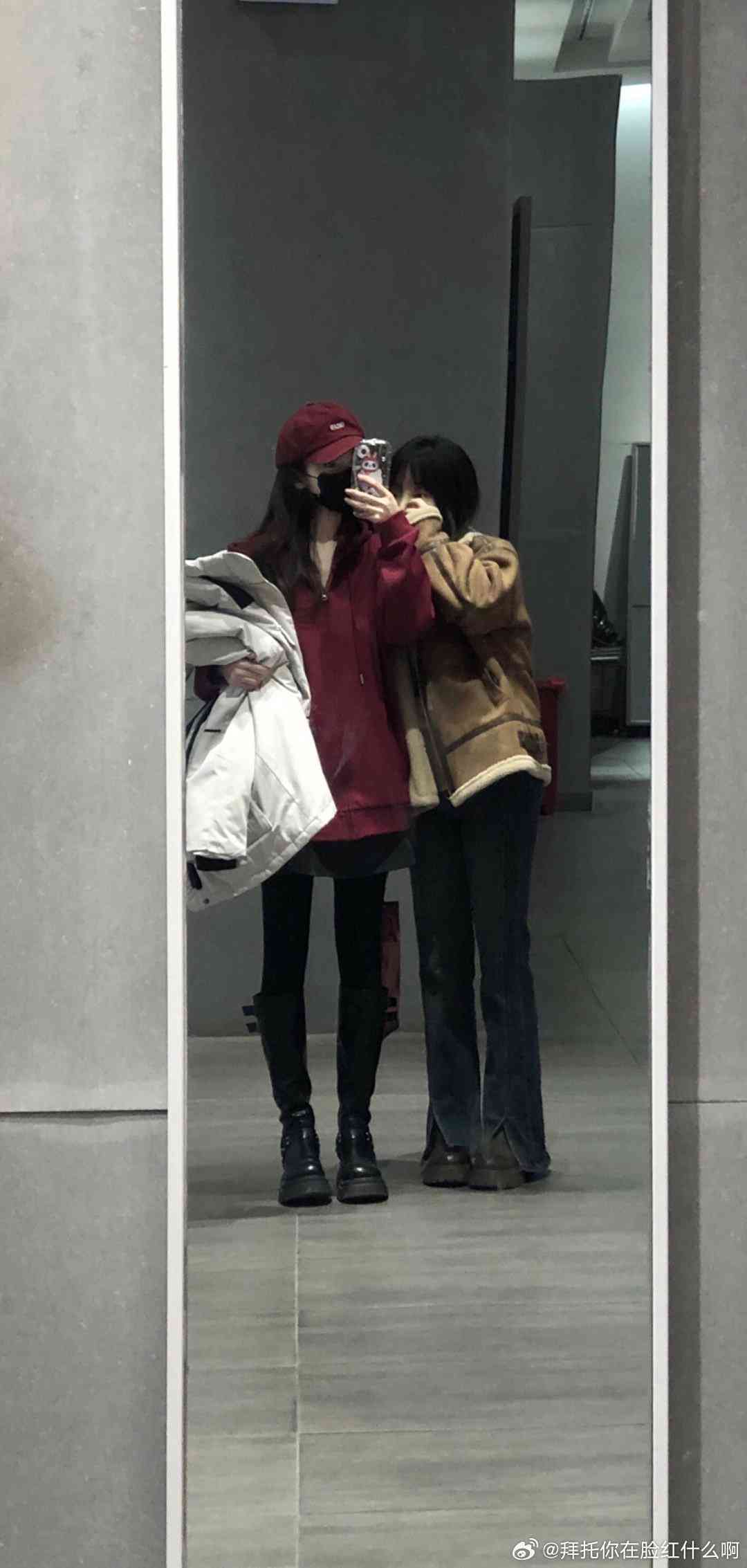 拍女朋友每日穿搭文案：搞笑记录篇，男友偷穿女友衣趣事及照片搭配幽默文案