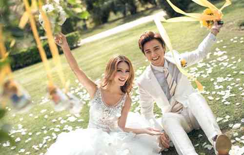 《AI婚纱摄影：打造专属姐妹档浪漫婚纱照文案指南》