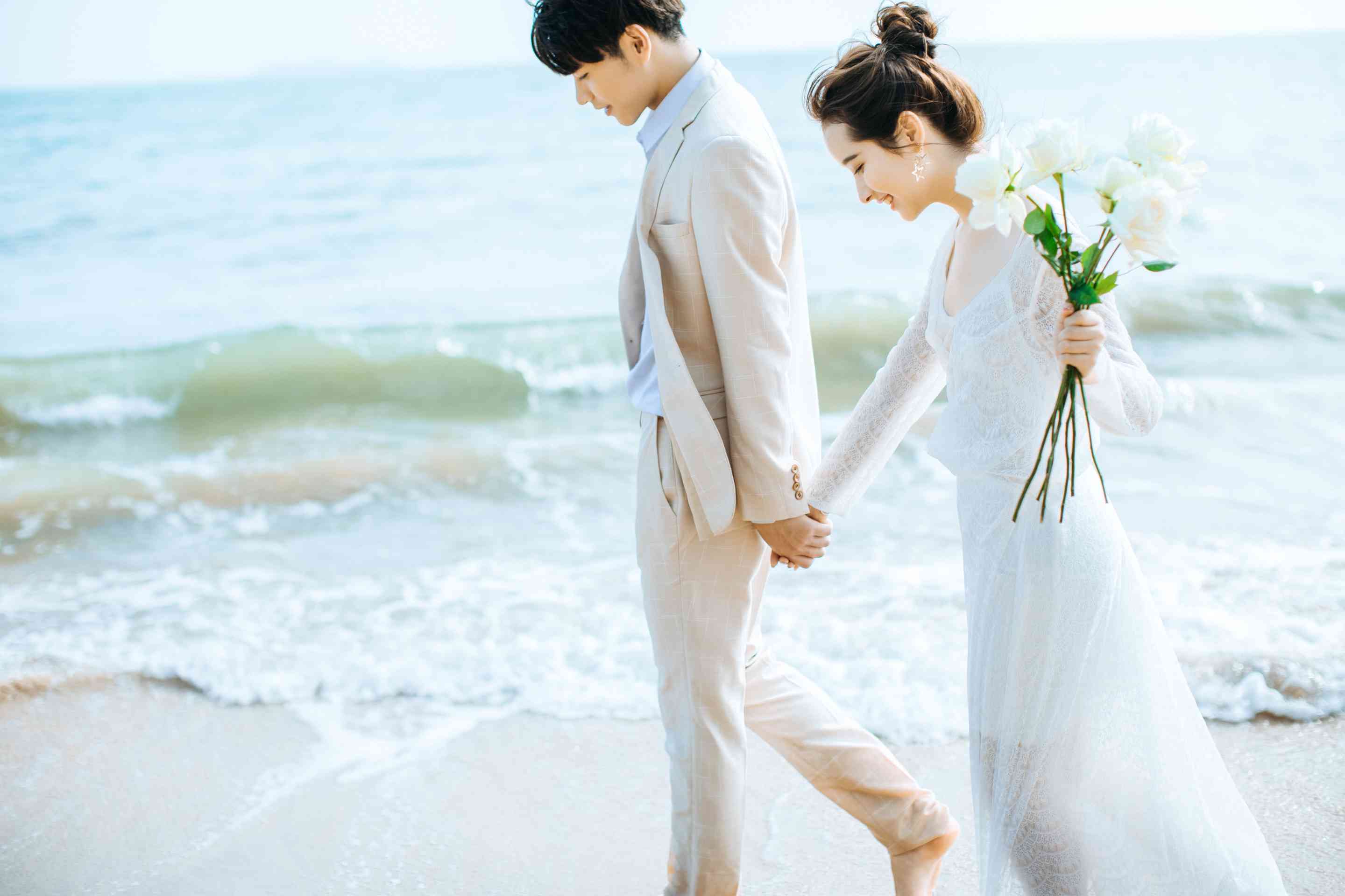 《AI婚纱摄影：打造专属姐妹档浪漫婚纱照文案指南》