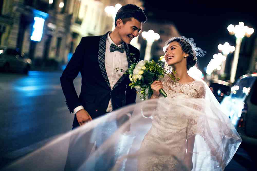 《AI婚纱摄影：打造专属姐妹档浪漫婚纱照文案指南》