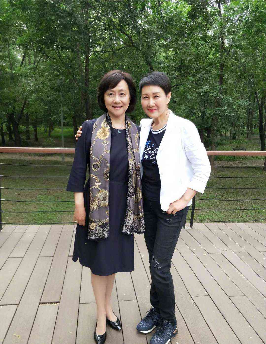 全家福与姐妹婚纱照：记录馨亲情与美好爱情的珍贵瞬间