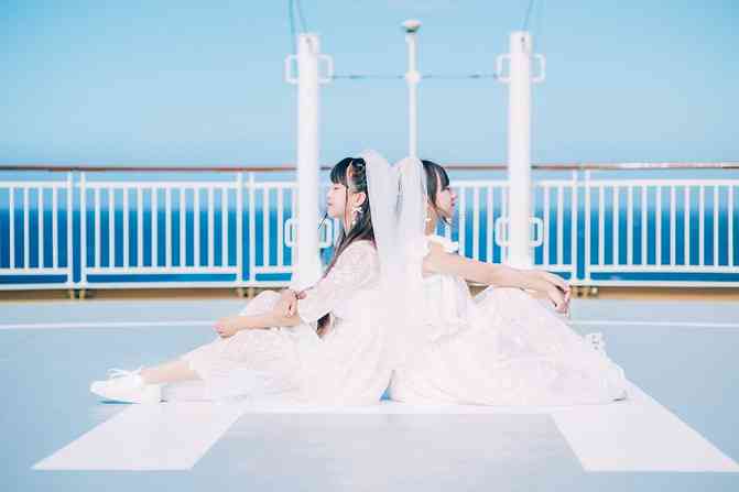 与姐妹共赴浪漫之约：携手拍摄独特婚纱故事