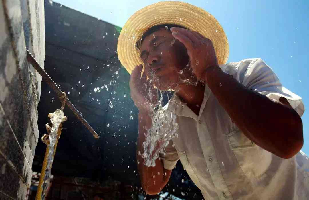工伤赔偿责任解析：包工头受伤后的赔偿主体与     途径全解读