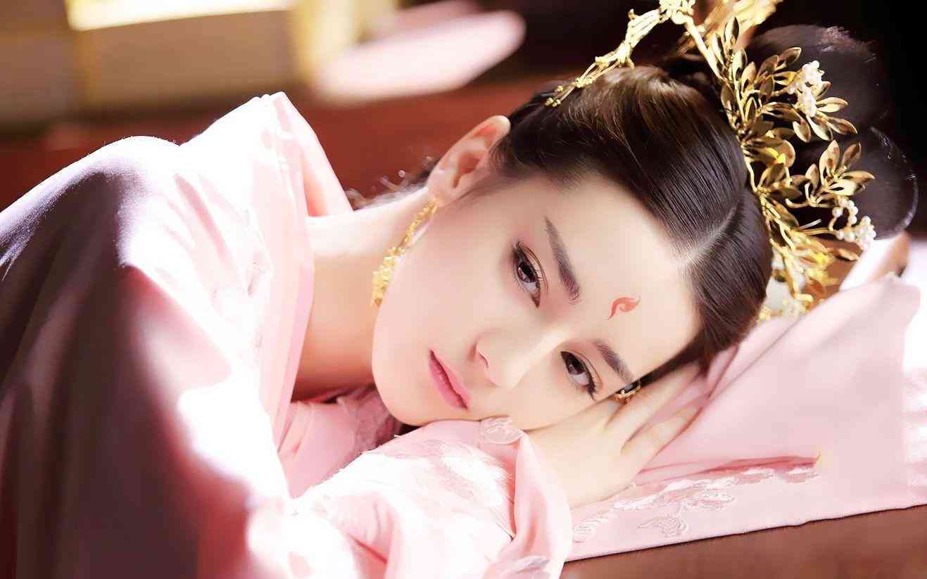 时指南：如何巧妙佩簪花点缀发间