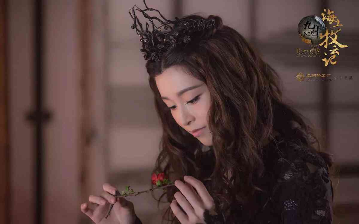 时指南：如何巧妙佩簪花点缀发间