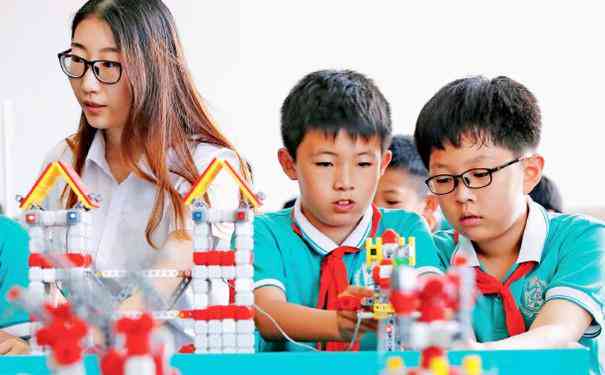 小学生机器人教育：培养逻辑思维与哲学探索的启之路