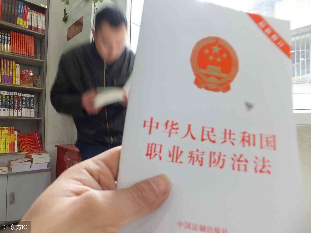 工伤赔偿新规：食用有食品引发的工伤如何认定及赔偿标准解析