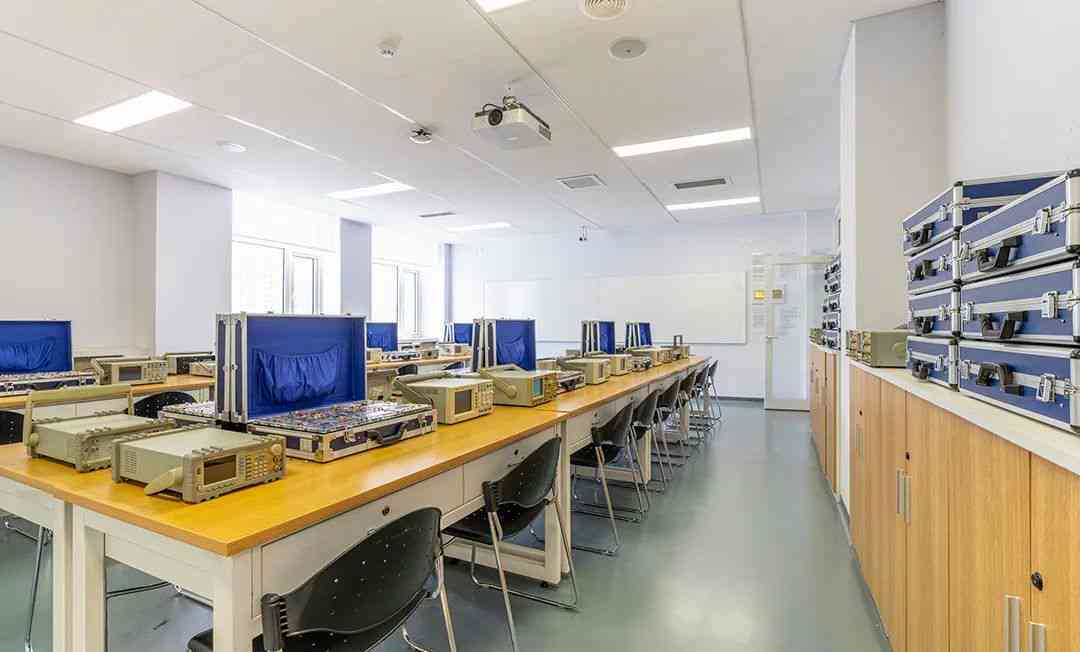 全方位电磁学实验解决方案：多功能综合电磁学实验平台与技术研究