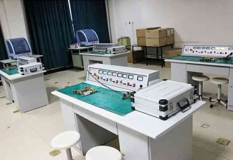 全方位电磁学实验解决方案：多功能综合电磁学实验平台与技术研究