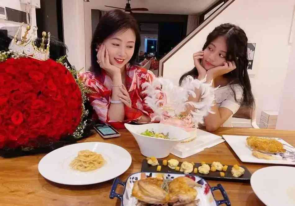 与妹妹同框瞬间：晒出馨亲情，朋友圈必看照片短句