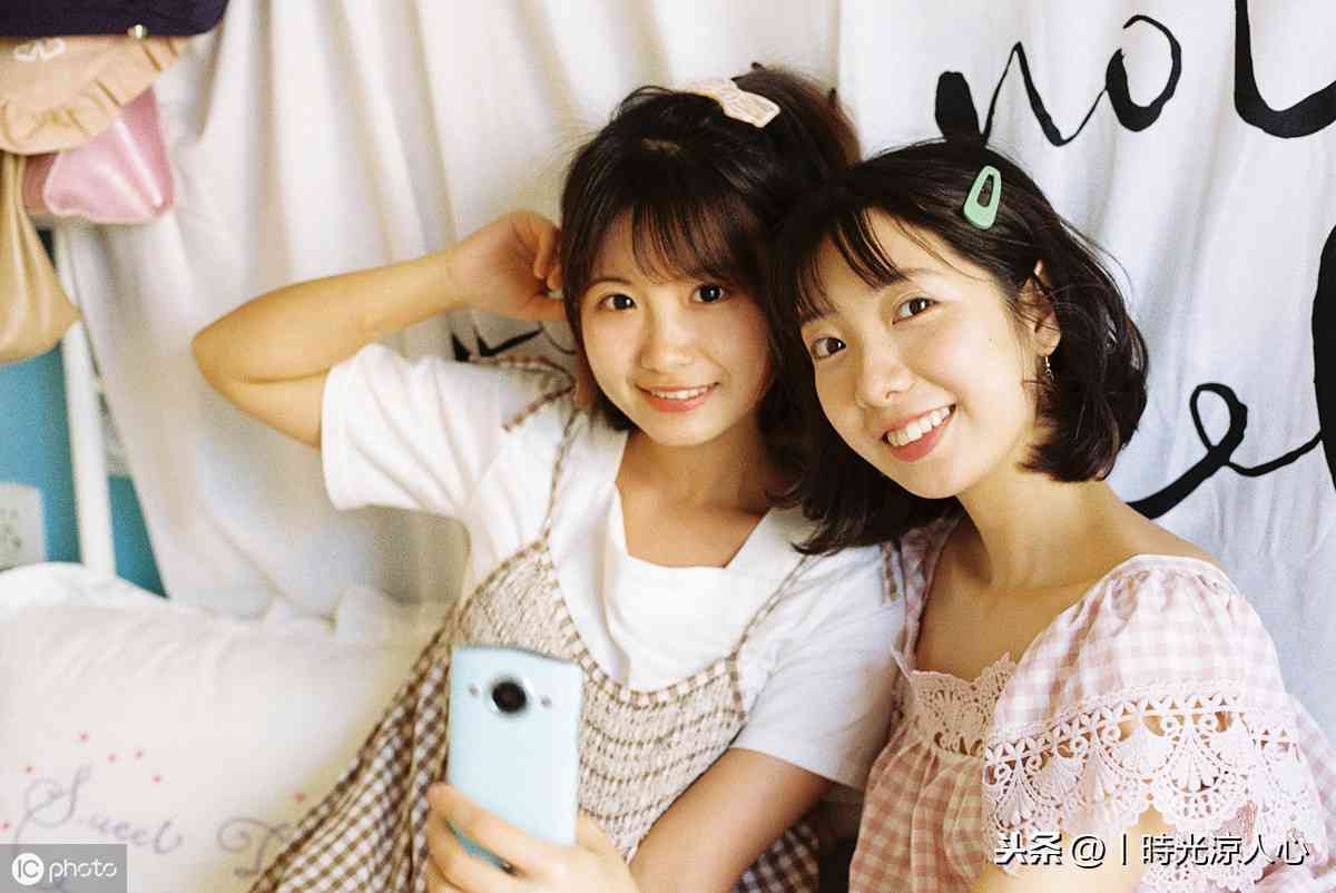 与妹妹同框瞬间：晒出馨亲情，朋友圈必看照片短句