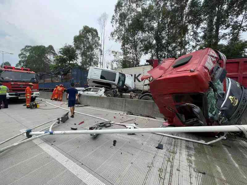 多车连环相撞事故原因分析及责任判定详解：全面解析事故处理流程与法律依据