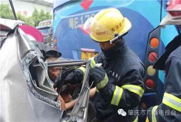 汽车连环相撞认定工伤吗