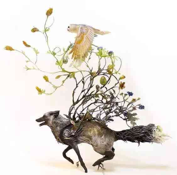 《奇幻蜕变：动物与人情的甜蜜交织》
