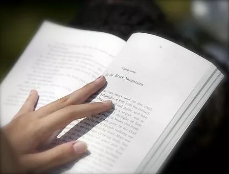 AI创作作品的著作权归属与法律解析：谁拥有作品权益及如何界定