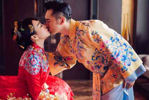 母女ai婚纱照文案短句：诠释情感交织，说说母女婚纱照的寓意与美好瞬间