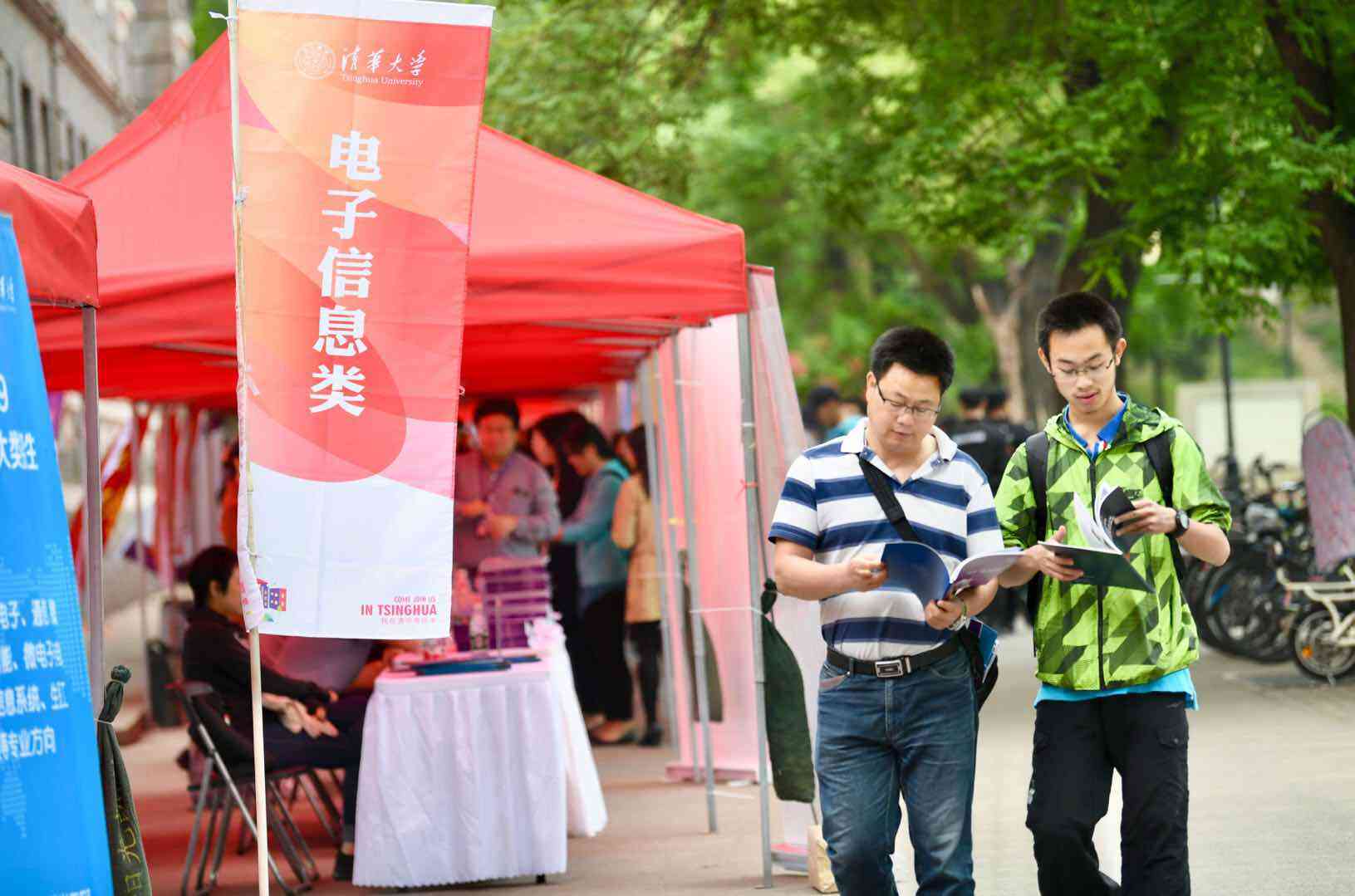 ai乐队海报文案怎么做好看：简洁设计与吸引眼球的秘诀