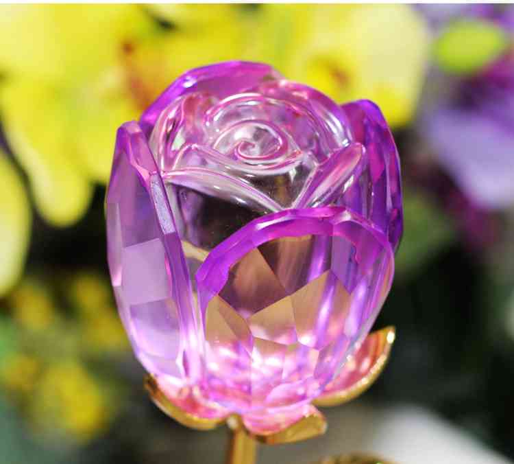 水晶玫瑰花摆件：家居摆放与美好寓意解析及水晶玫瑰花介绍